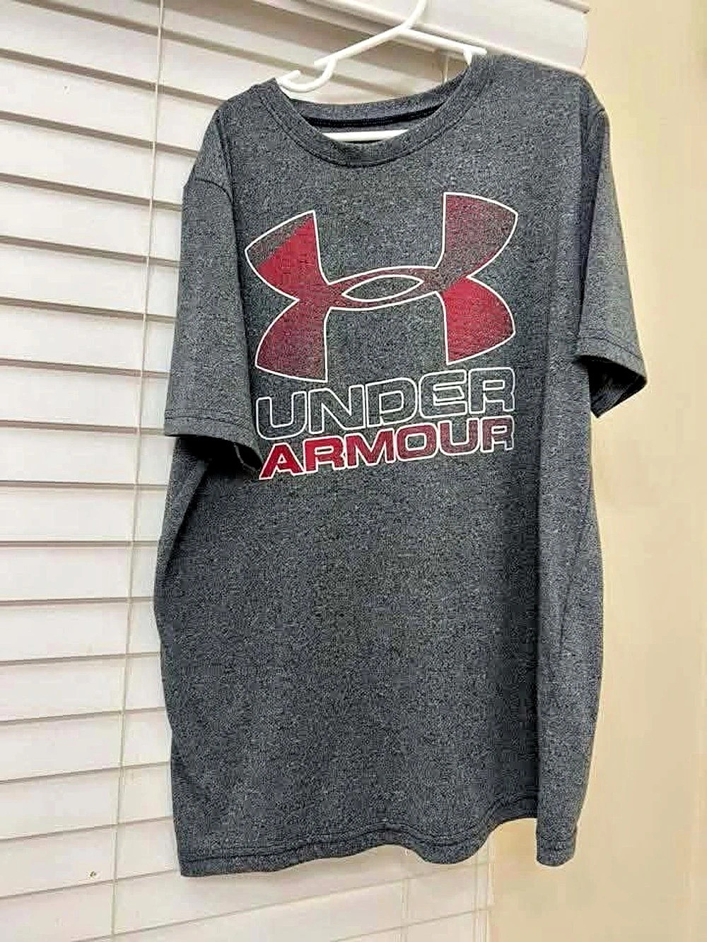 Under Armour Graphic Short Sleeve Tee in Gray & Red Like New